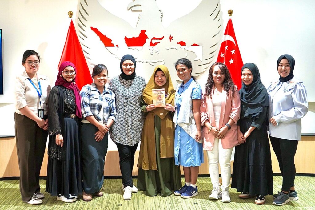 Di Bawah Bayang-Bayang Patung Merlion