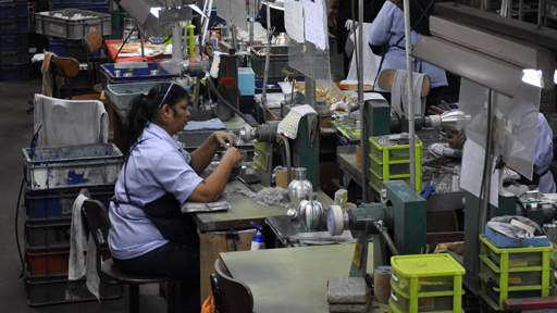 gaji kerja di pabrik malaysia