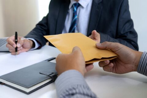 Sekolah di Luar Negeri dan Kerja Sampingan