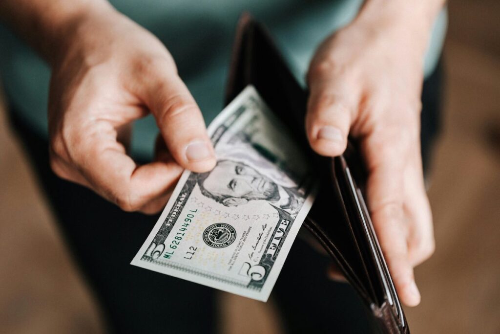 gaji besar di luar negeri dipotong terus